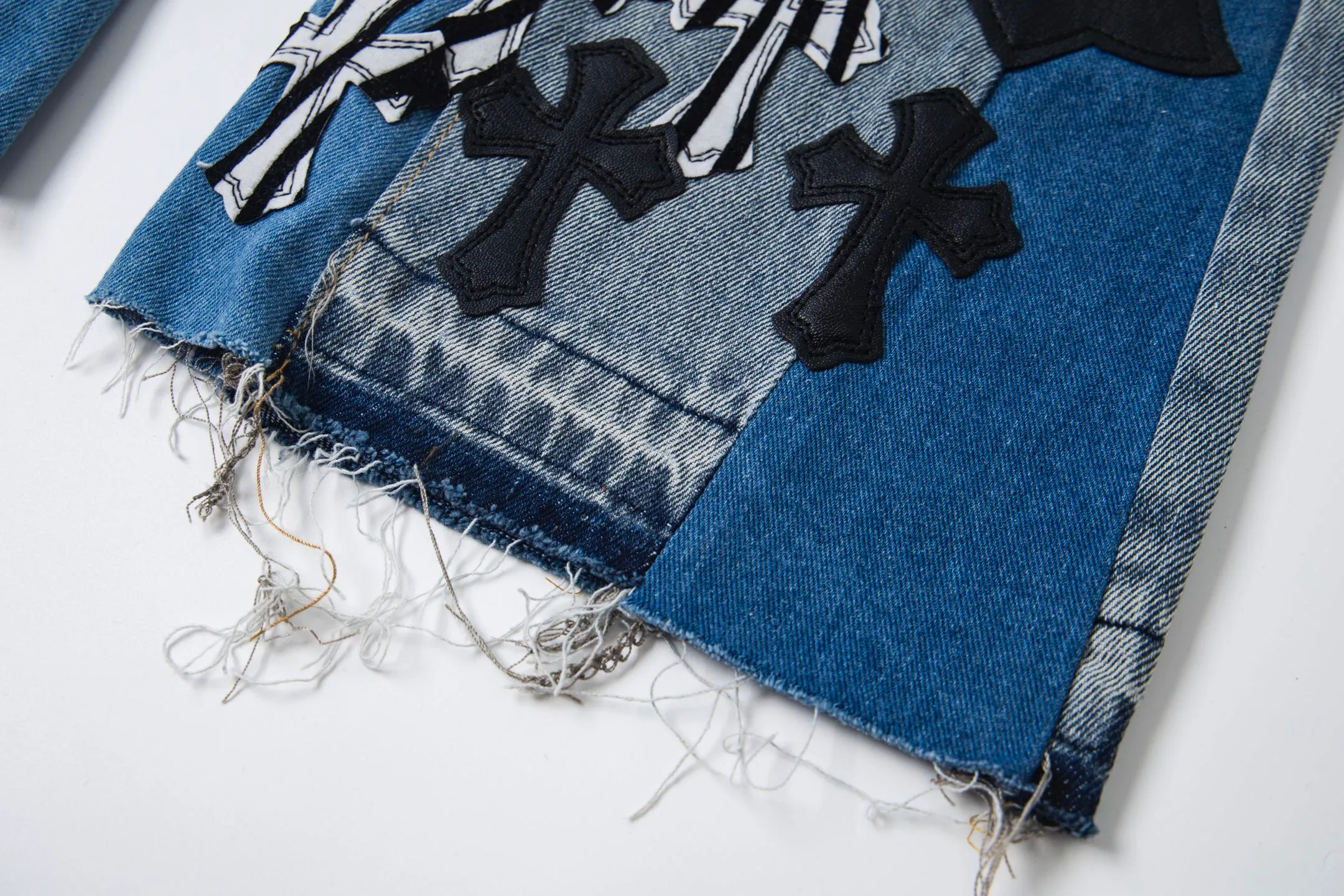 💰280 GALLERY DEPT & Chrome hearts Washed jeans with large logo and devil multi-label cross, truly restore the ultimate vintage texture, three-dimensional version, loose and comfortable, not picky about the figure, taller and slimmer, factory-made, original quality control, same style for men and women, can be matched with couples, versatile recommendation, must-have jeans for all seasons, fashionable people have been disappointed. From the quality selection of fabrics, the tailoring of details, and the matching of patterns, they are all impeccable! The upper body is so handsome when worn...it can be easily worn by men, women and children! The craftsmanship is made of heavy-duty washed pure cotton denim fabric. After washing, it is soft and thick. It is very stylish when worn on the body. Style number: 1756 Color: blue Size: 28 30 32 34 36